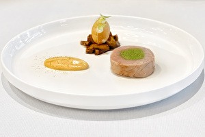 Farce van paprika en groene uien • Aubergine gelakt in umami • Pomme soufflé • Aubergine crème • Zwarte rijst azijn mousseline • Paprika en groene uien olie⠀